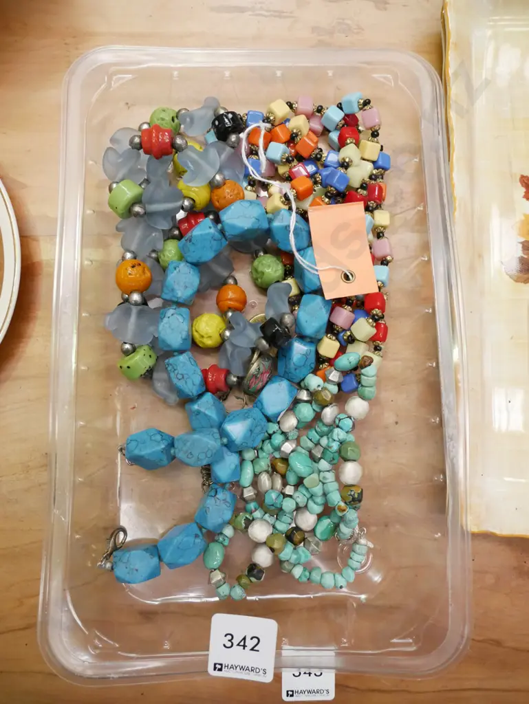 tray of costume jewellery Image 1++