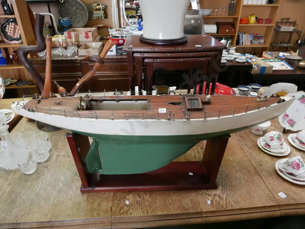 restorer's pond yacht hull on stand L-1030 Image 1++