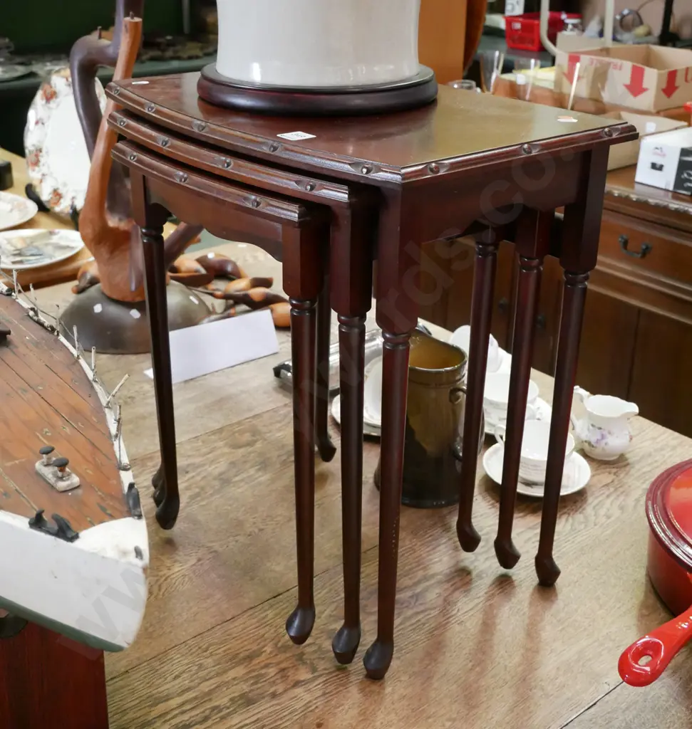 mahogany nest of 3 tables Image 1++