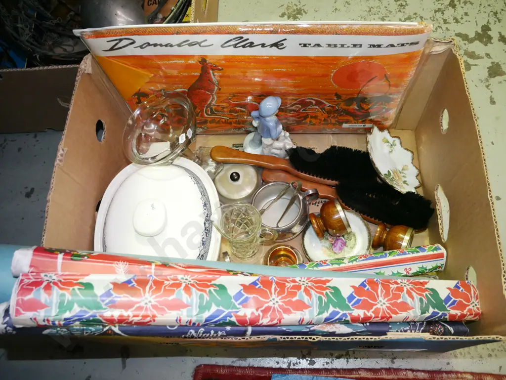 box; figurines, retro Italian table mats, wrapping paper etc Image 1++