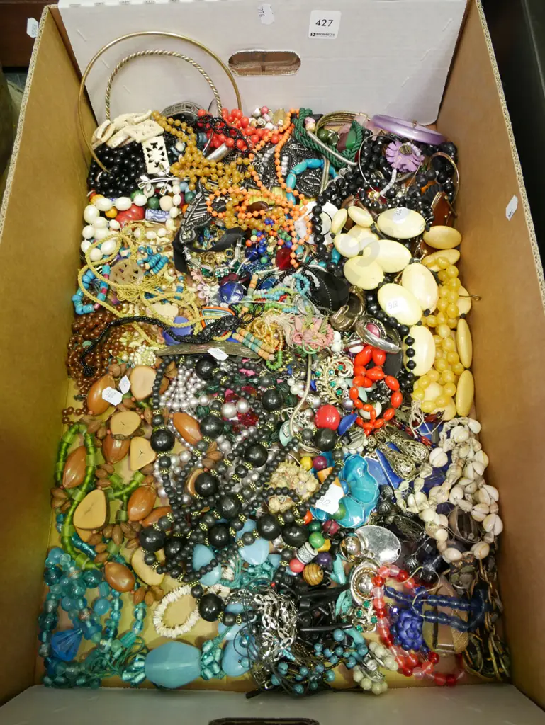 large box of costume jewellery Image 1++