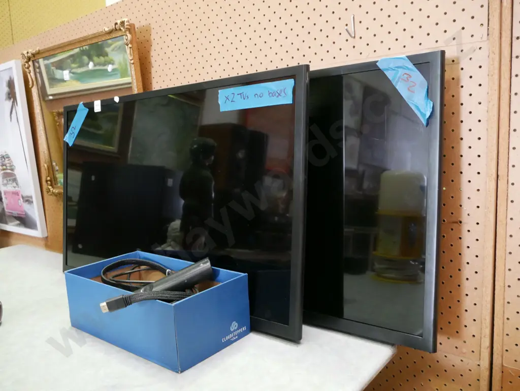 2x Samsung 32" smart TVs - no stands or wall brackets Image 1++