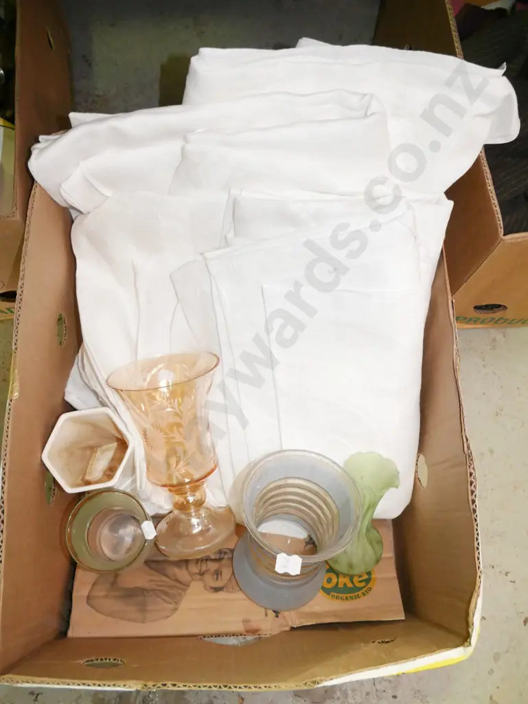box; Irish linen tablecloths, 5x vases Image 1++
