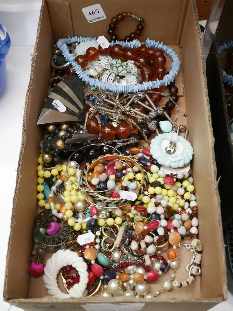 box of costume jewellery Image 1++