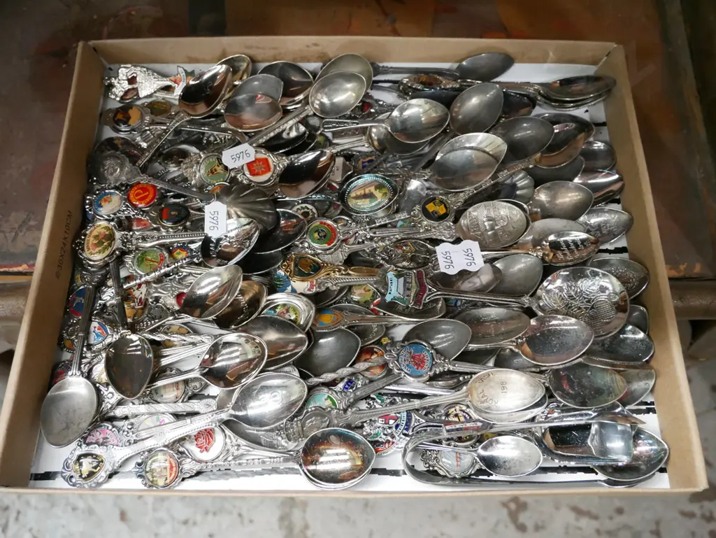 box of souvenir teaspoons Image 1++