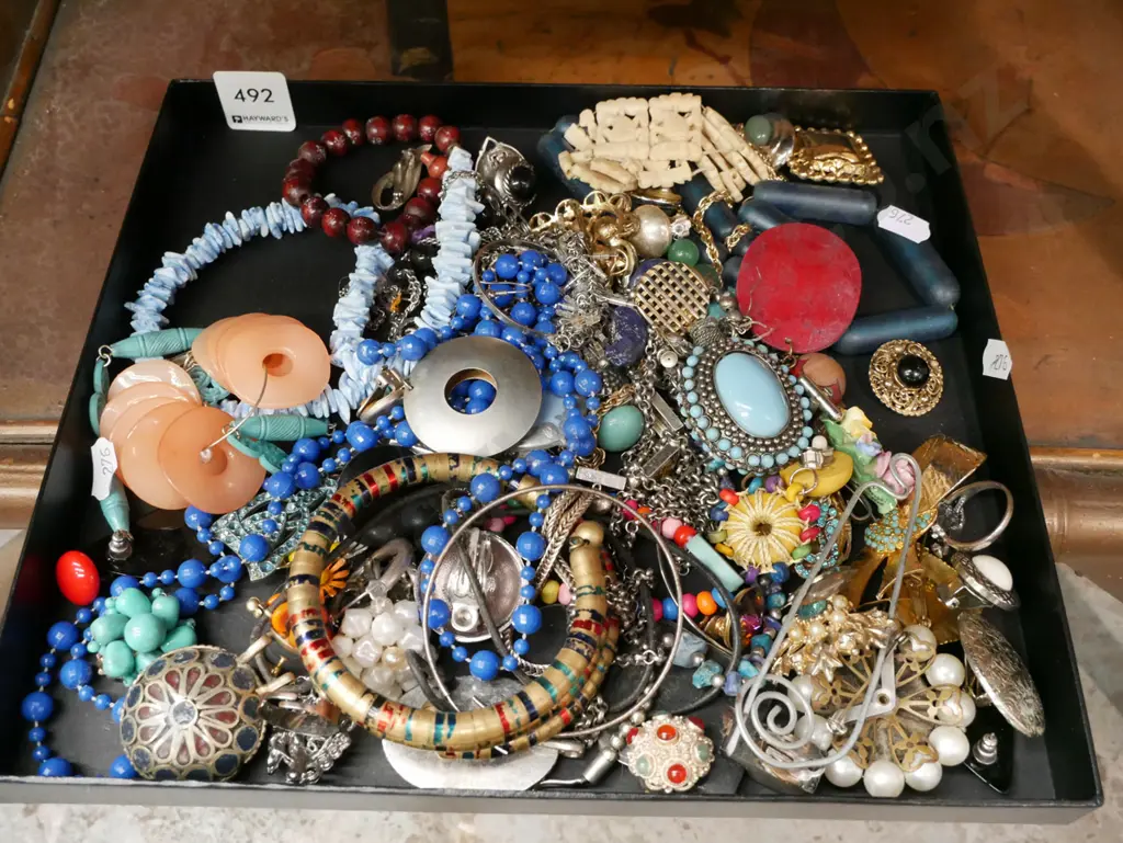 tray of costume jewellery Image 1++
