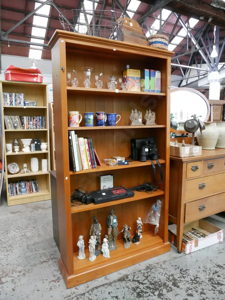 solid rimu adjustable bookcase H-1810 W-1000 D-270 Image 1++