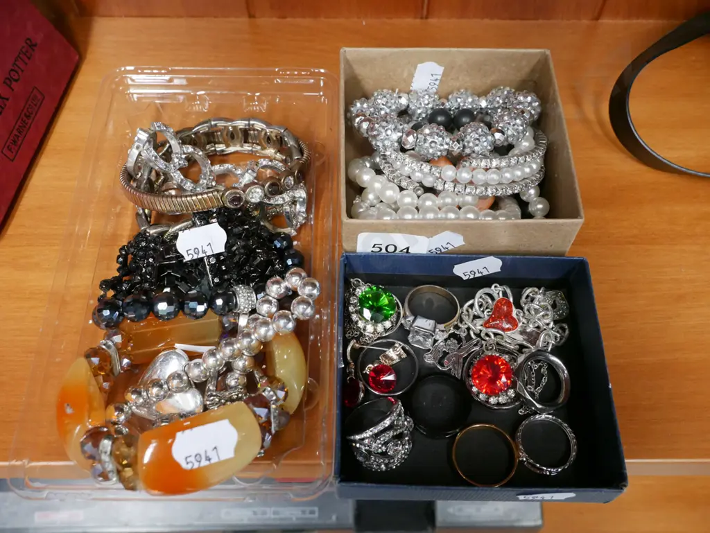3x containers of costume jewellery Image 1++