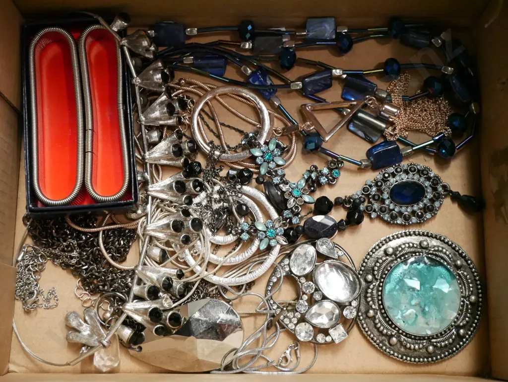 box of costume jewellery Image 1++