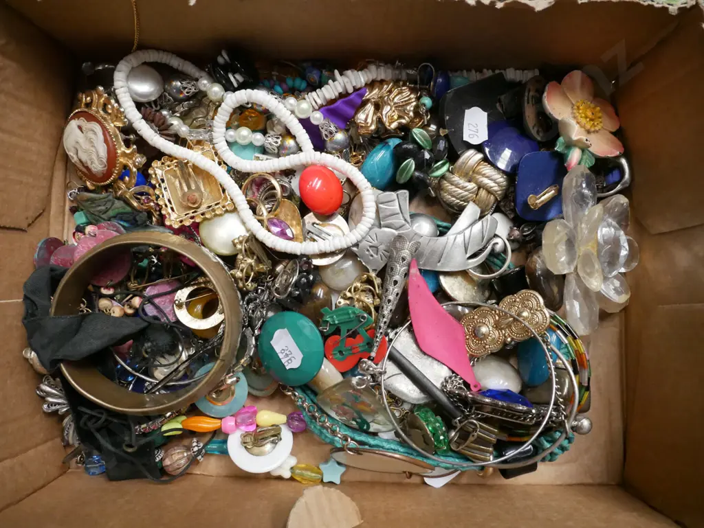 box of costume jewellery Image 1++