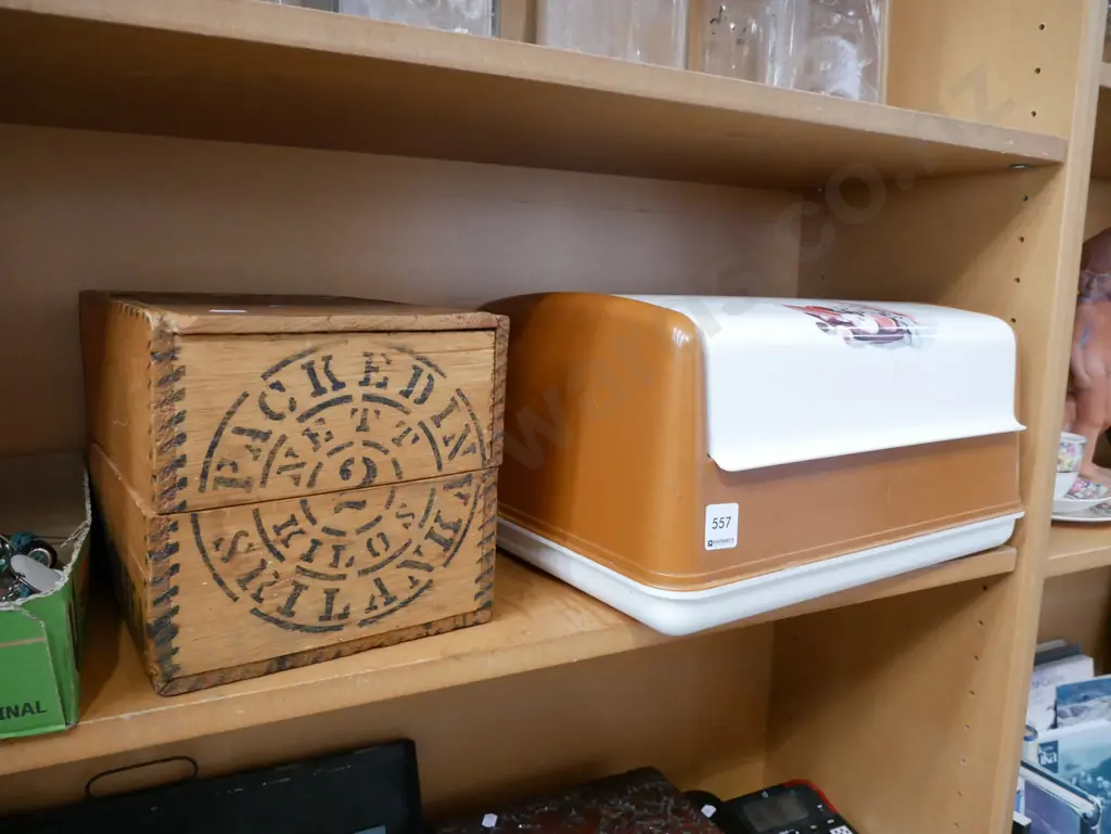 small tea crate, plastic bread bin Image 1++