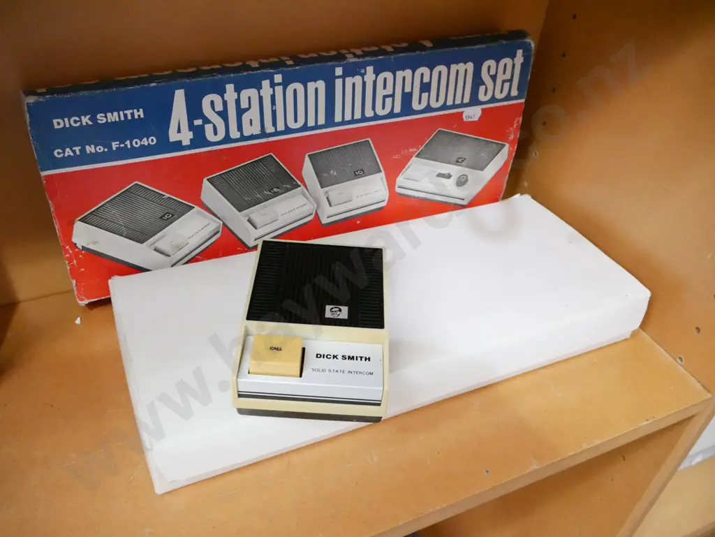 4 station intercom set, Pro Series radio cassette player Image 1++