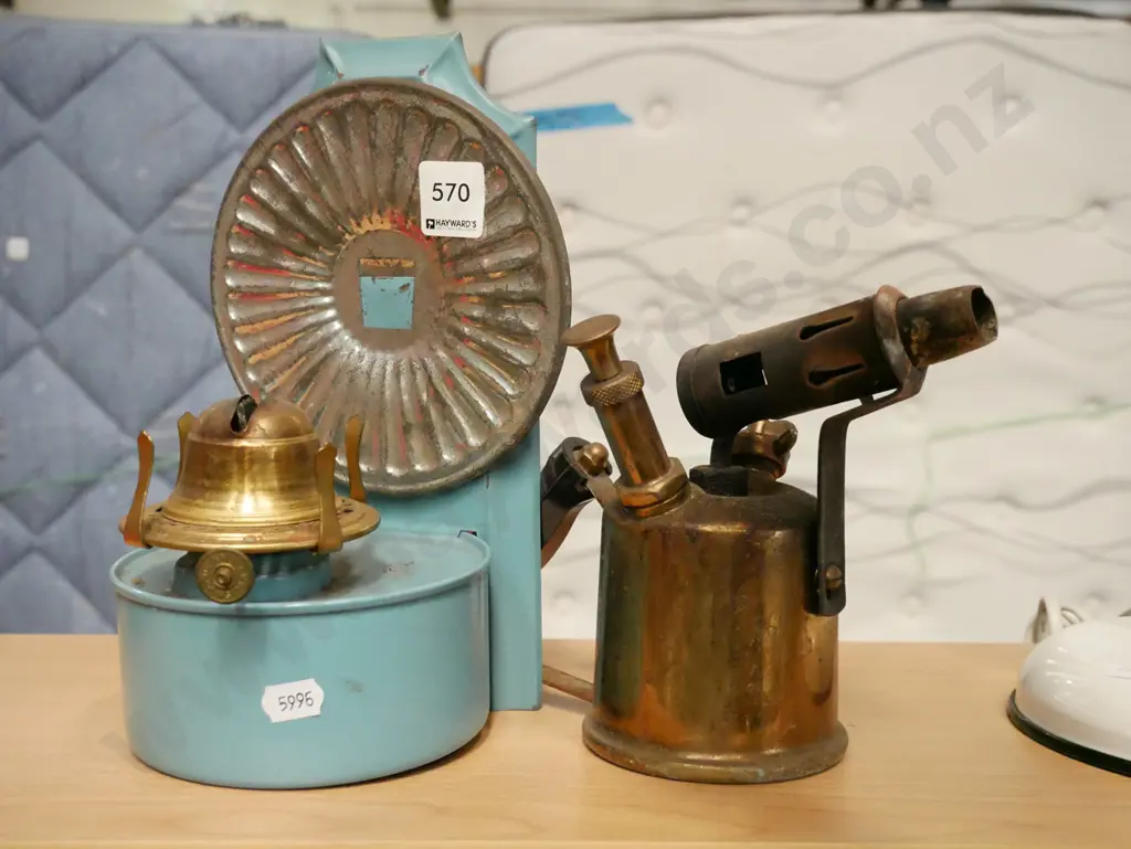 vintage brass burner, kerosene wall mounted lamp - no chimney Image 1++