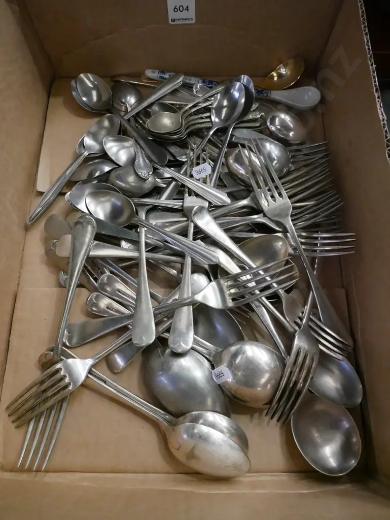 box of cutlery Image 1++