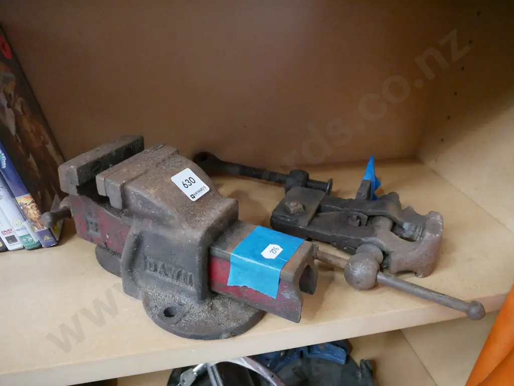 small blacksmith vice, rusty engineer's vice Image 1++