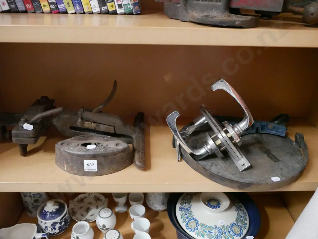 shelf; part sad iron, vice, door handles, skillet Image 1++