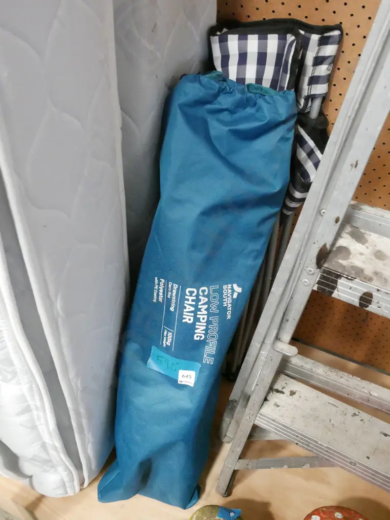 2x camping chairs - 1 has no bag Image 1++