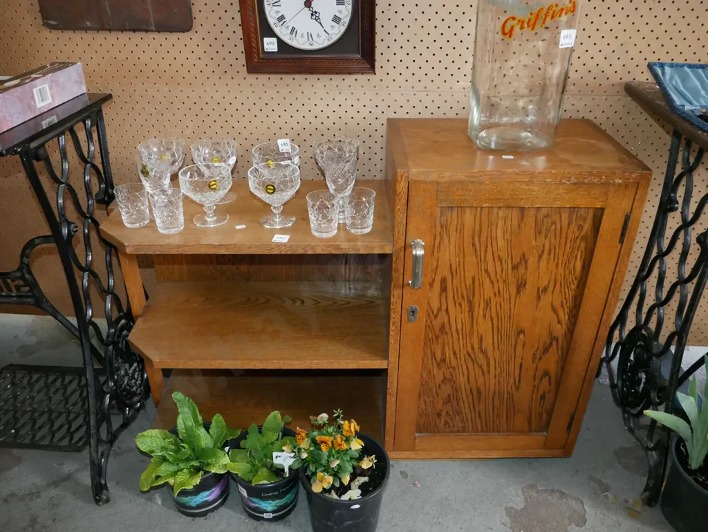 oak cupboard/bookcase - varnish needs attention H-680 W-930 D-280 Image 1++
