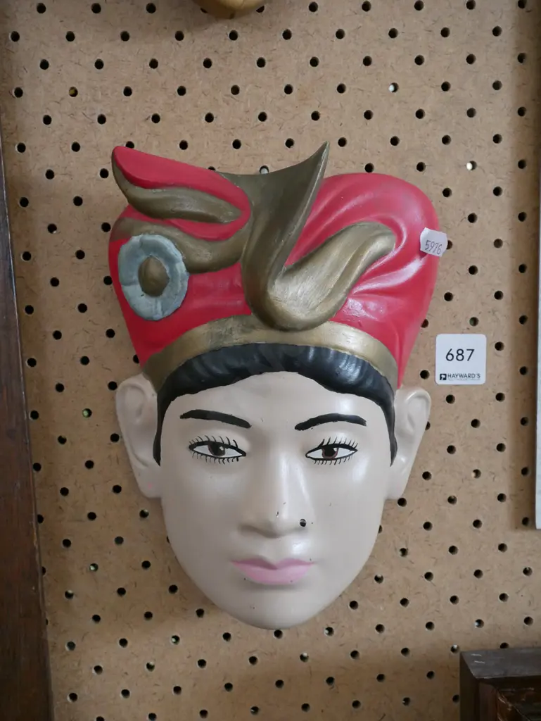 painted ceramic wall head Image 1++