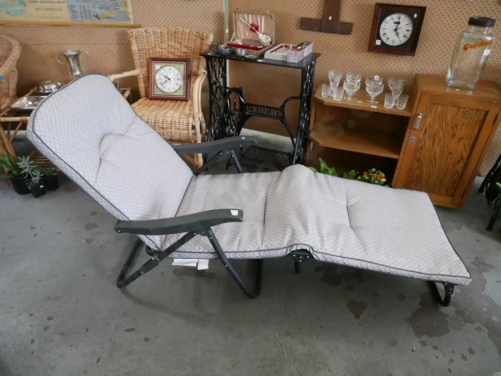 foldaway sun lounger Image 1++