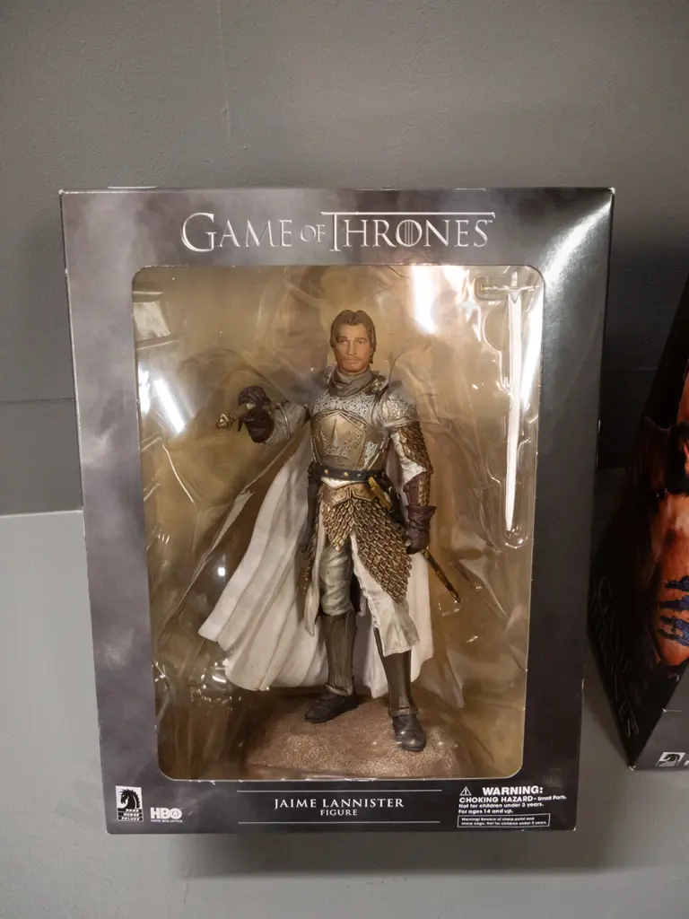 5 Dark Horse Deluxe Game of Thrones figures in original boxes - see photos for details, 3 larger boxes are H-265 W-200 Image 1++