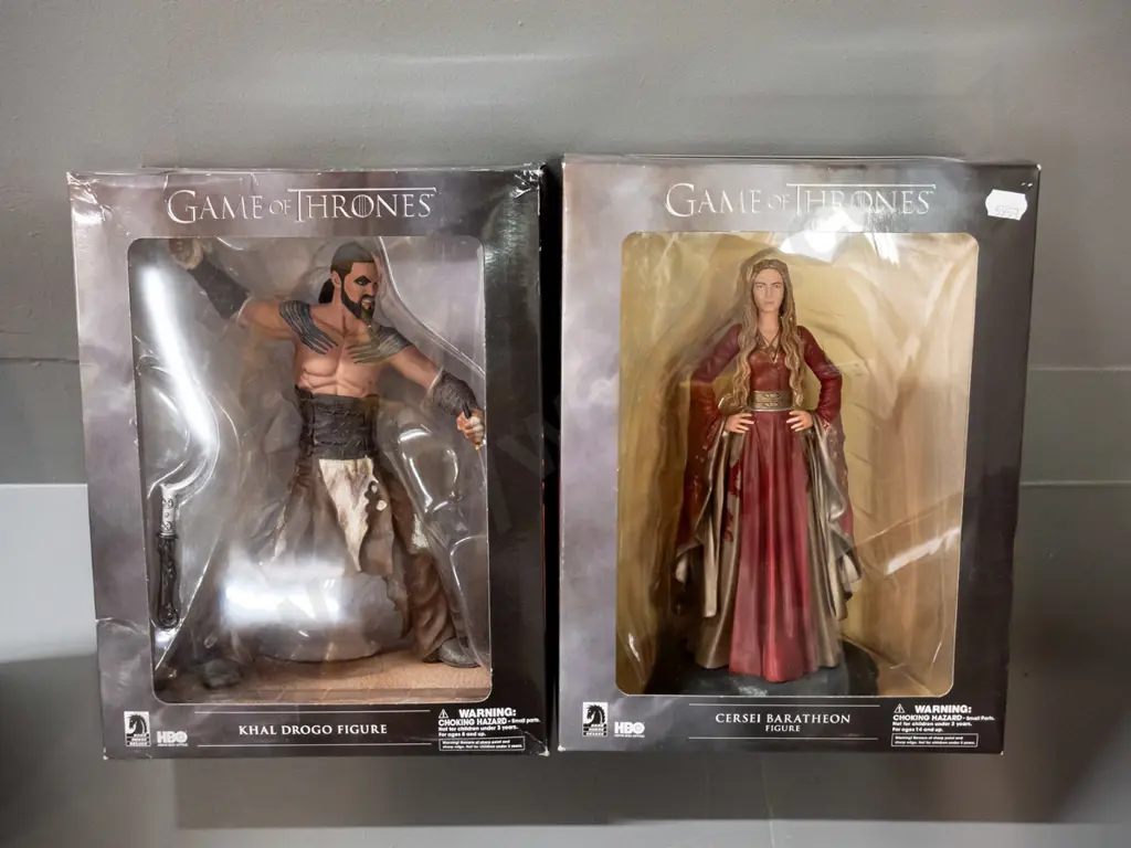 5 Dark Horse Deluxe Game of Thrones figures in original boxes - see photos for details, 3 larger boxes are H-265 W-200 Image 1++