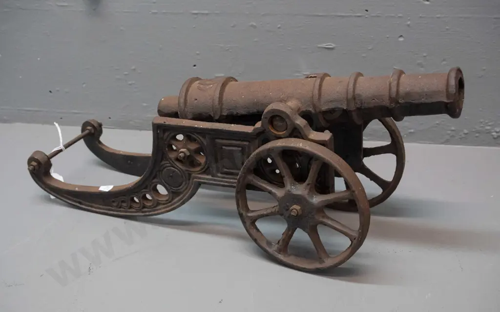 cast iron model cannon with rotating wheels - overall pitting and corrosion to surface H-190 L-460 Image 1++