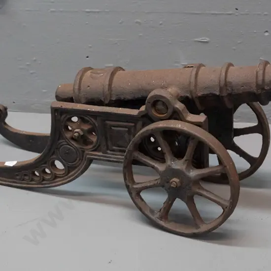 cast iron model cannon with rotating wheels - overall pitting and corrosion to surface H-190 L-460