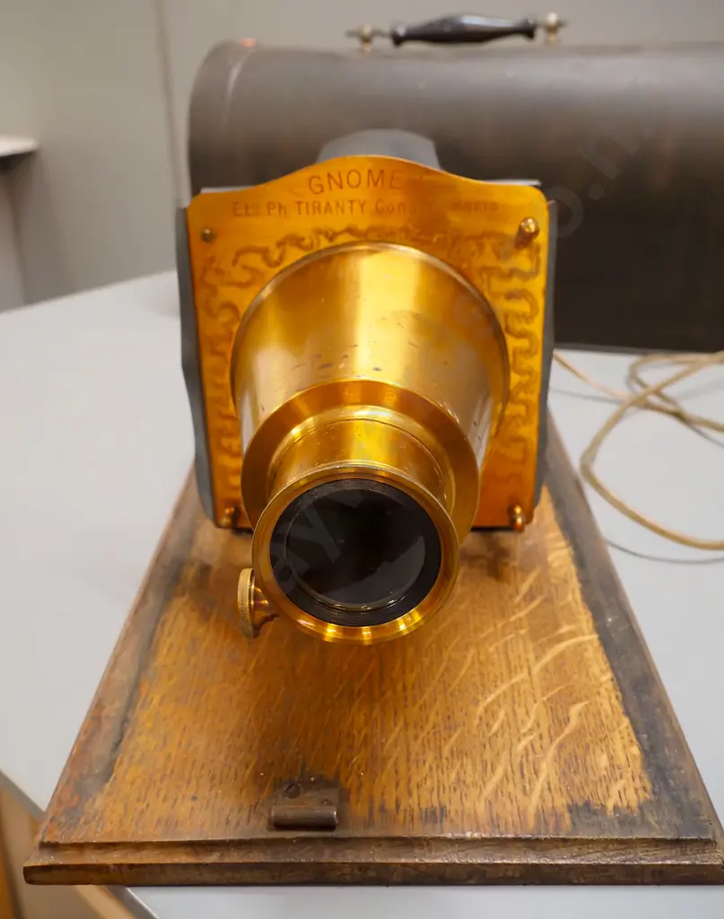 vintage electric magic lantern projector - Gnome 1, made in France - with oak base, brass housing, has had cord cut off, Image 1++