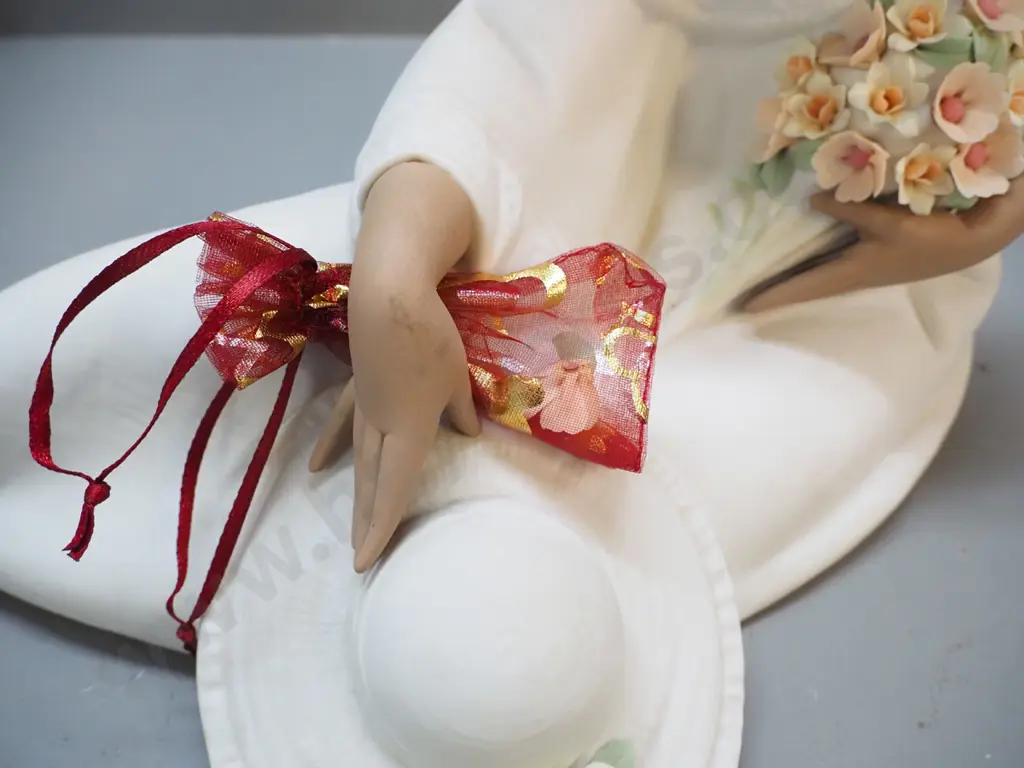 large Lladro figurine of a woman - "Midday" - with original shipping box - marked 2405. One flower detached from hair, Image 1++