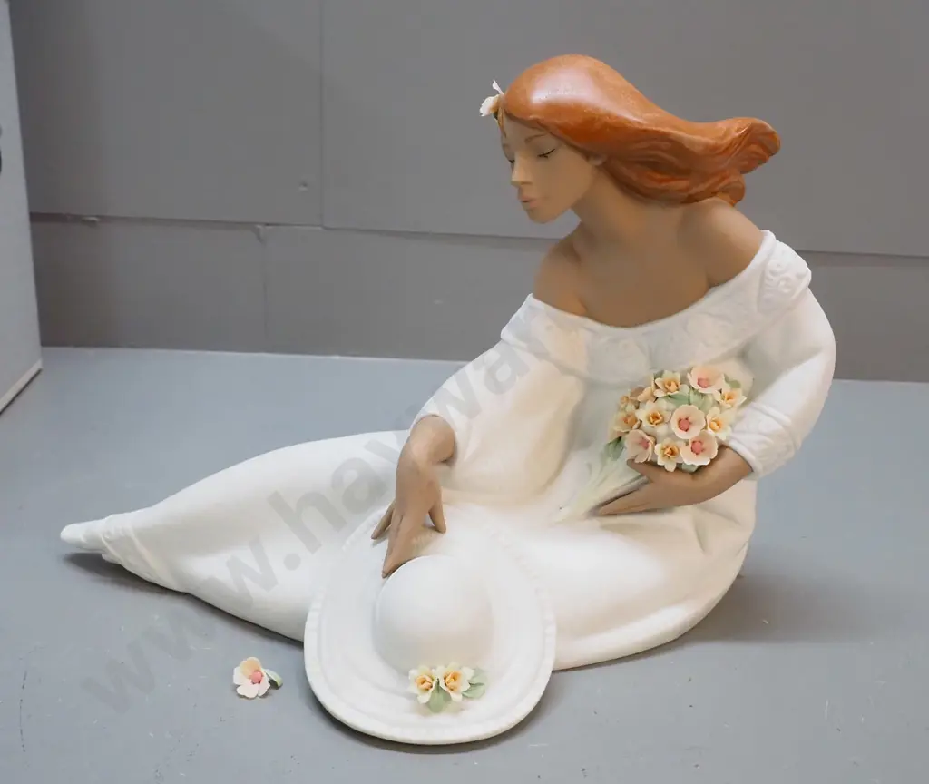 large Lladro figurine of a woman - "Midday" - with original shipping box - marked 2405. One flower detached from hair, Image 1++