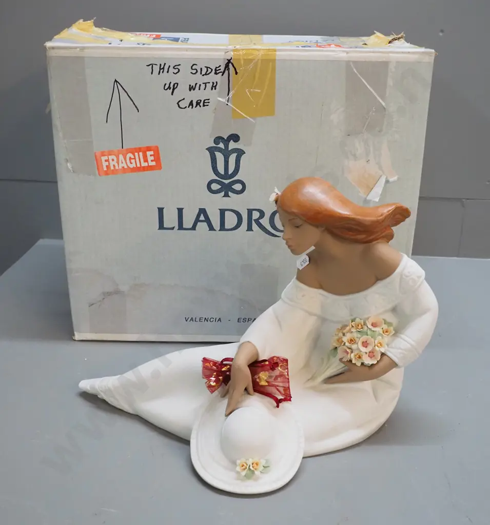 large Lladro figurine of a woman - "Midday" - with original shipping box - marked 2405. One flower detached from hair, Image 1++