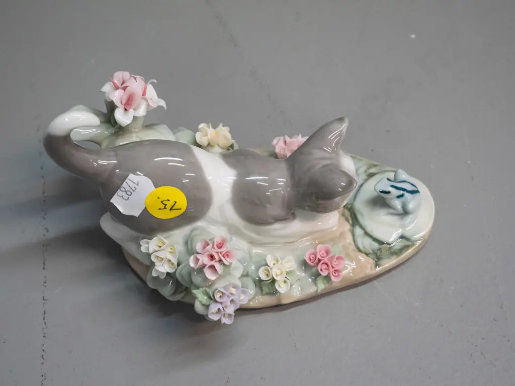 Lladro small cat and frog figurine H-90 L-140 Image 1++