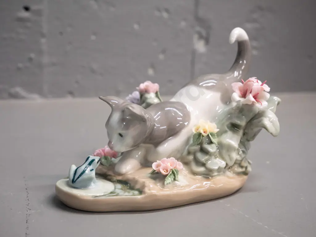 Lladro small cat and frog figurine H-90 L-140 Image 1++