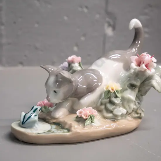 Lladro small cat and frog figurine H-90 L-140