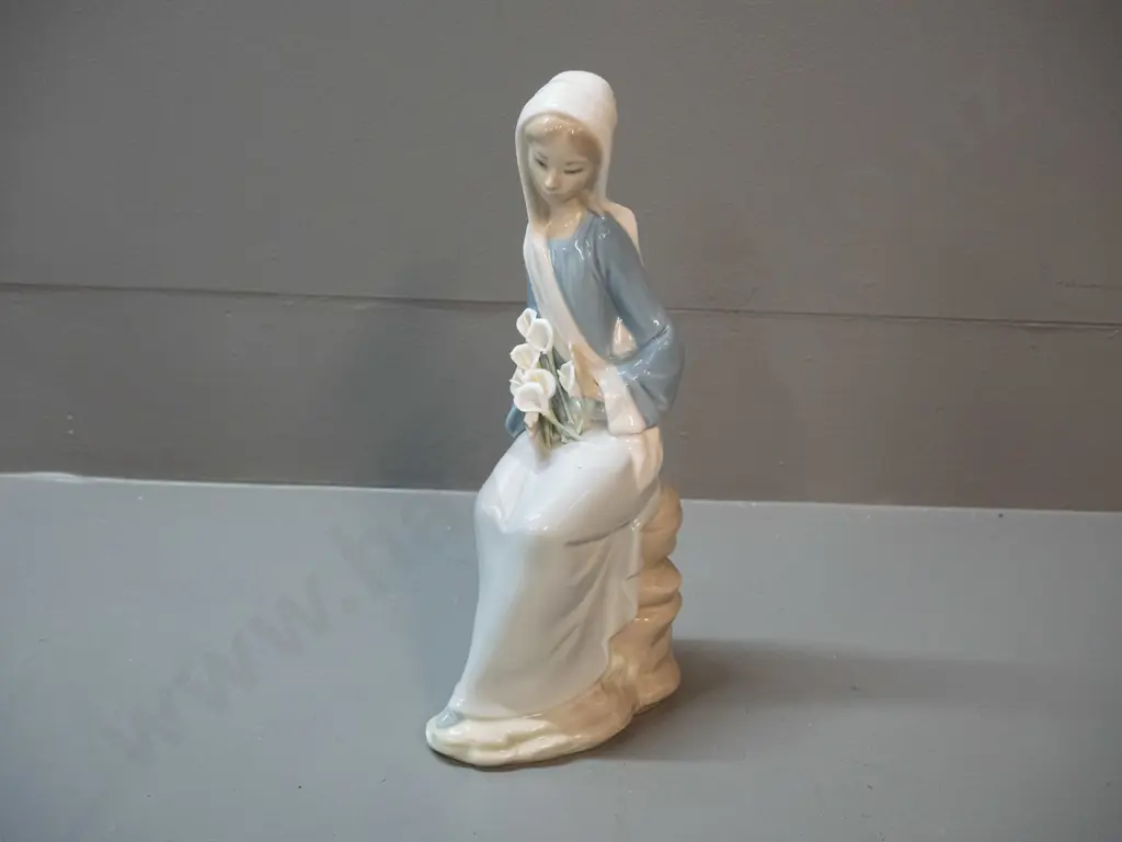Lladro figure of a sitting girl with arum lilies H-240 Image 1++