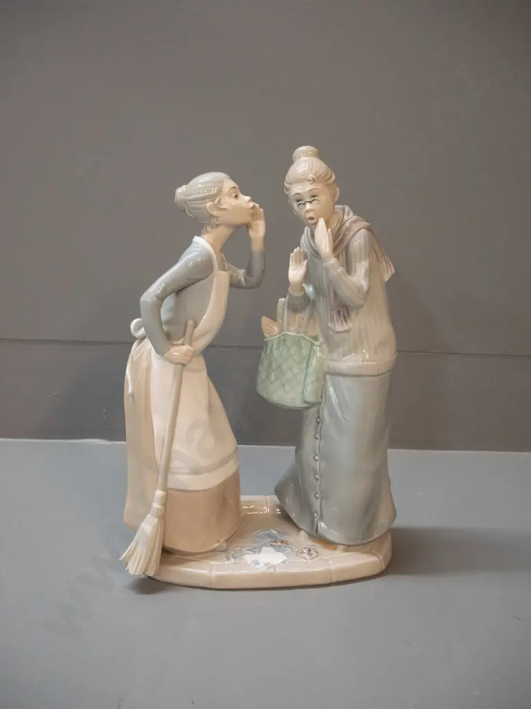 Lladro figure of two women H-310 W-210 Image 1++