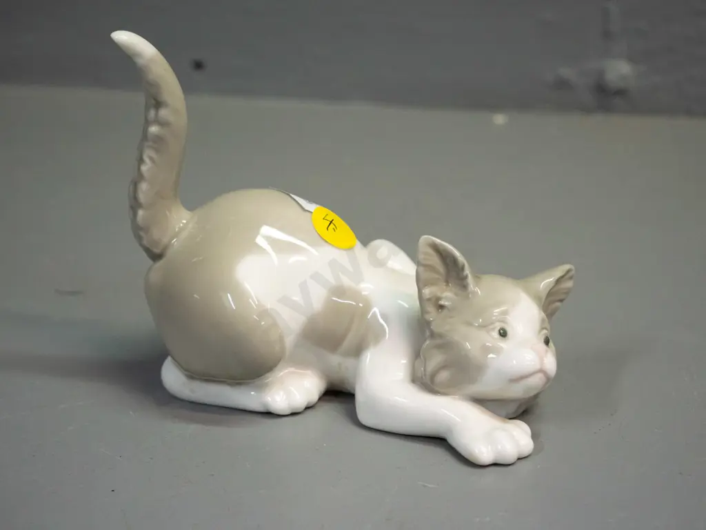 Lladro small crouching cat figurine H-100 L-130 Image 1++