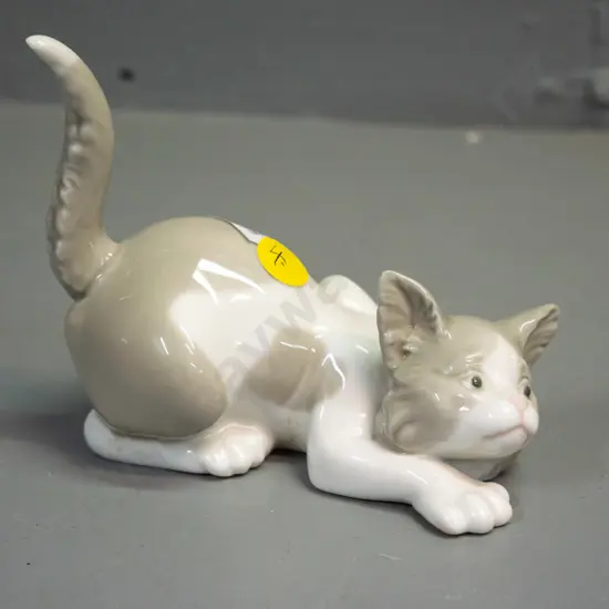 Lladro small crouching cat figurine H-100 L-130