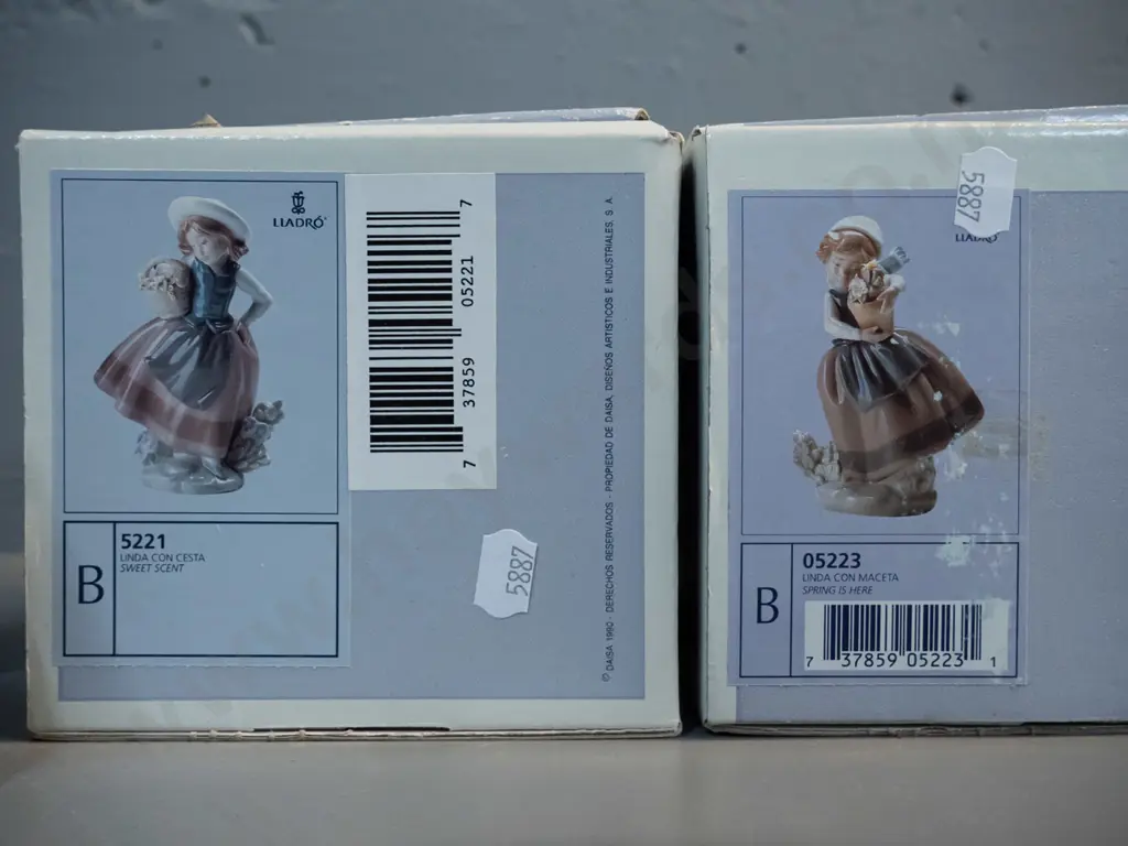 2 Lladro figurines with original boxes - girls with flower baskets, taller is H-180 and base D-90 Image 1++
