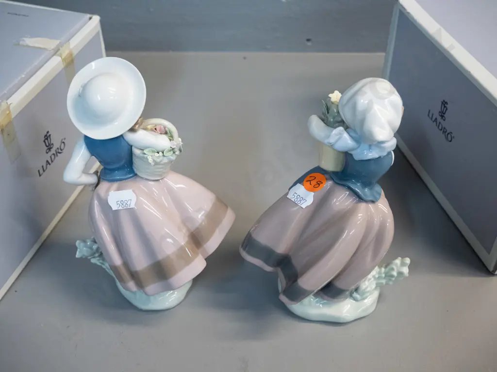 2 Lladro figurines with original boxes - girls with flower baskets, taller is H-180 and base D-90 Image 1++
