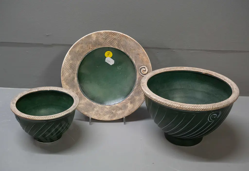3 Peter Shearer New Zealand studio pottery items - 2 bowls and a dish, larger bowl is H-100 D-160 Image 1++
