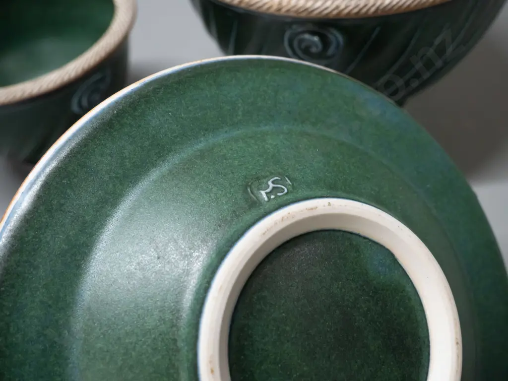 3 Peter Shearer New Zealand studio pottery items - 2 bowls and a dish, larger bowl is H-100 D-160 Image 1++