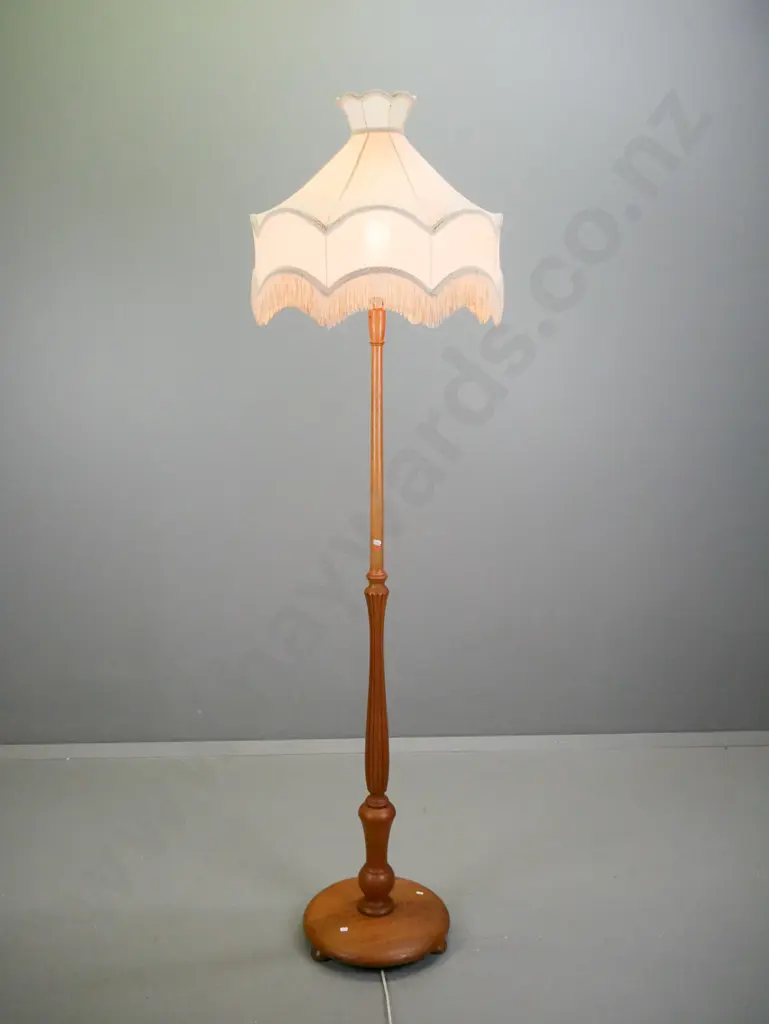 oak standard lamp with turned and fluted column, round base on 3 bun feet, tasseled pagoda shaped shade H-1900 Image 1++