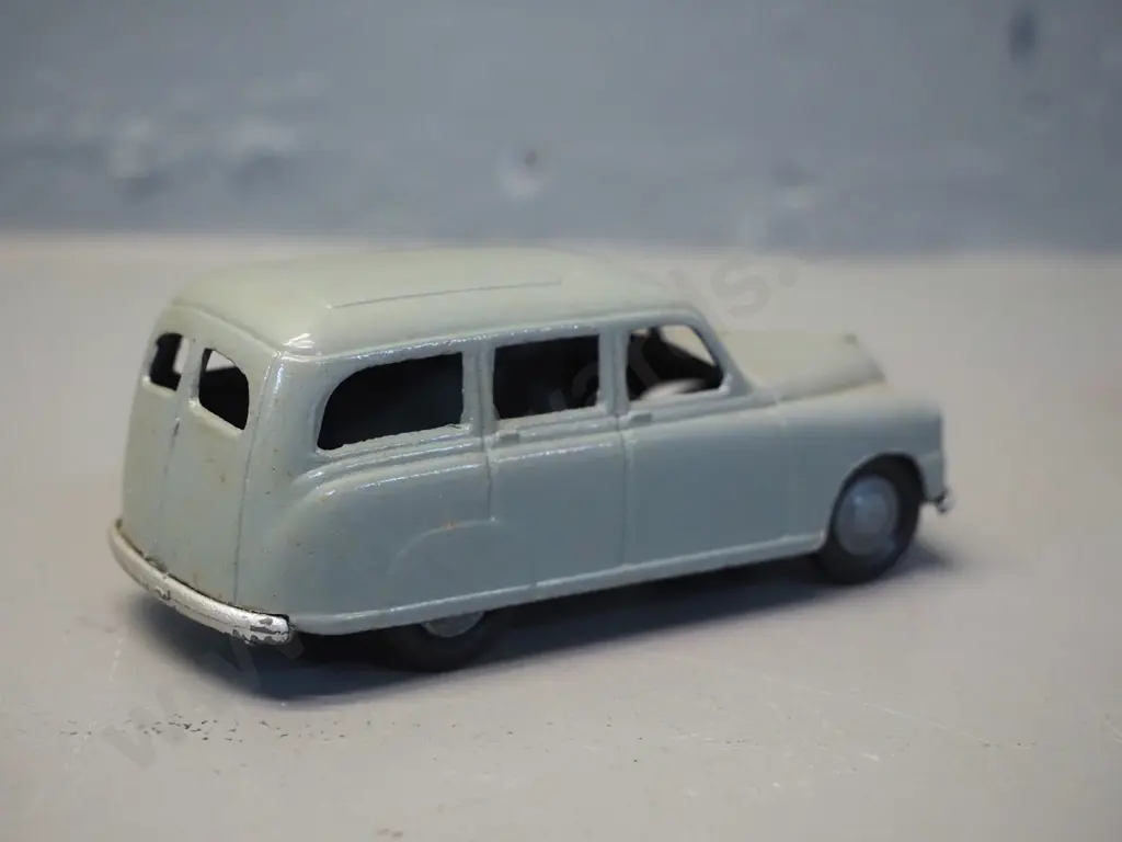 Lincoln Toys Micro Model 1:36 scale die-cast model vehicle with original box - Vanguard Estate car, one small box flap Image 1++