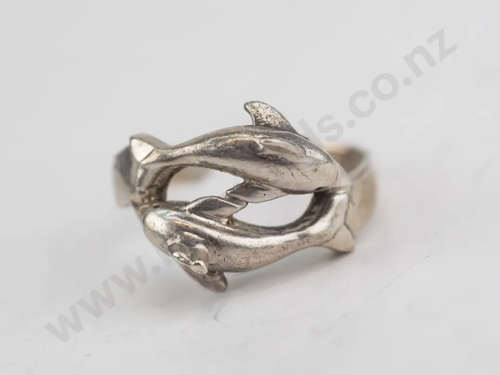 small silver dolphin ring stamped 925 Image 1++