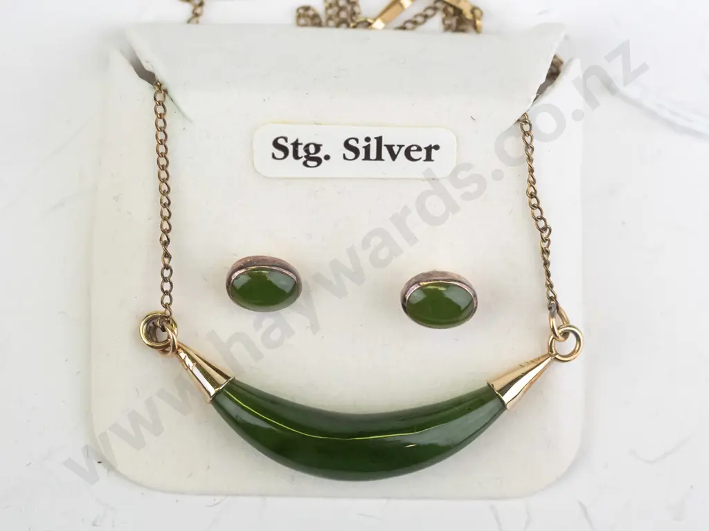 greenstone necklace & stud earrings Image 1++
