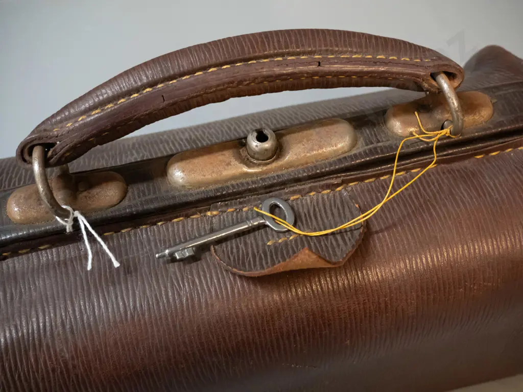 vintage leather Gladstone or doctor's bag with working lock and key H-180 L-340 Image 1++