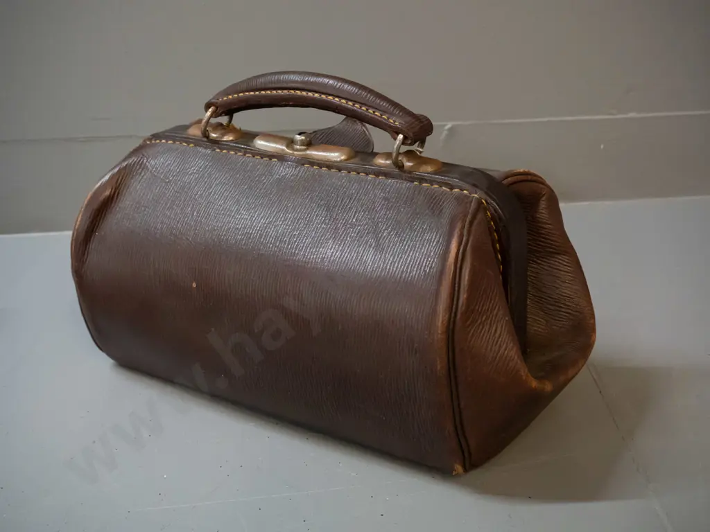 vintage leather Gladstone or doctor's bag with working lock and key H-180 L-340 Image 1++