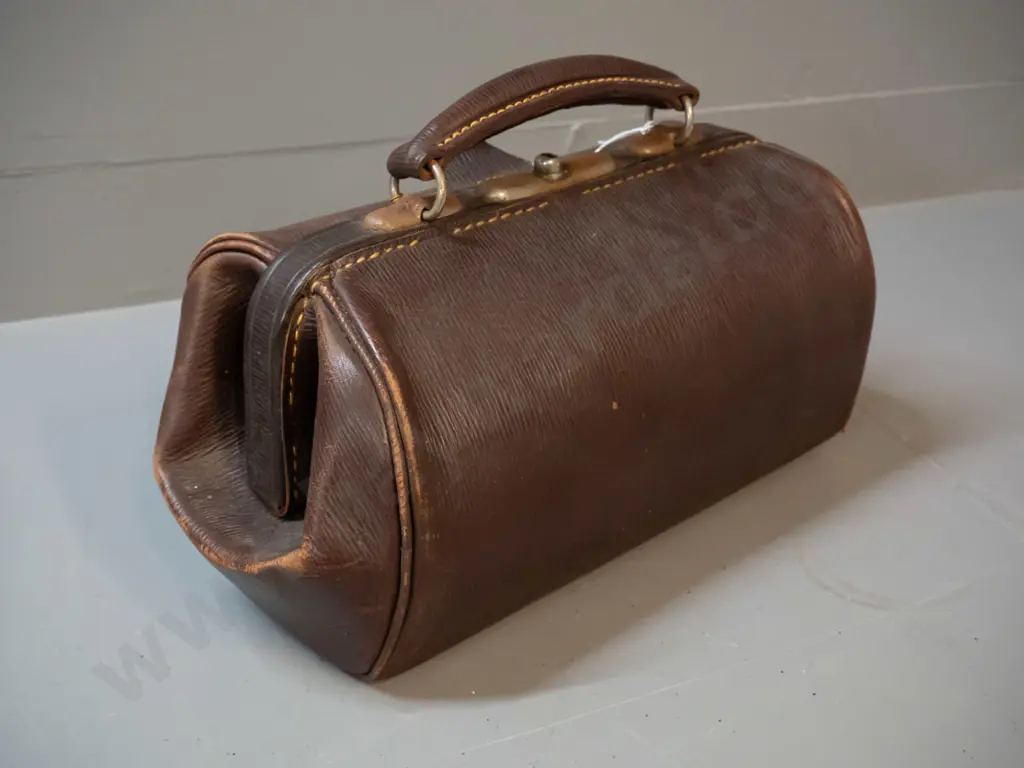 vintage leather Gladstone or doctor's bag with working lock and key H-180 L-340 Image 1++